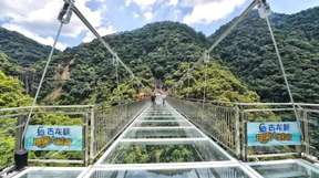 Guangzhou Private Day Tour: Gulong Canyon& Glass Bridge