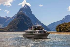 Milford Sound Coach Cruise Coach Day tour from Queenstown | New Zealand