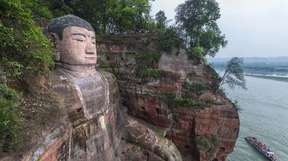 Chengdu: Leshan Giant Buddha + Mt. Emei 2-Day Tour