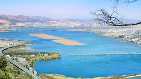 Kunming Private Day Tour: Dianchi lake, West Hill, Minority village