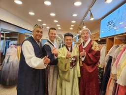 Seoul Heritage guided Walking Tour: Wearing Hanbok, Rp 1.679.640