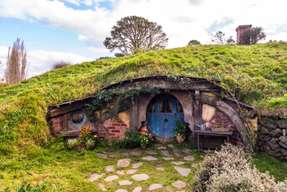 [Traveloka 10th Anniversary Limited Offer] Lord of the Rings Hobby Village and Waitomo Blue Light Glowworm Caves Chinese Language Group Carpool One-Day Tour | Departing from Auckland