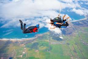 【ครบรอบ 10 ปี Traveloka｜ลด 10%】ประสบการณ์กระโดดร่มแบบแทนดั้ม (Tandem Skydive) เหนือถนน Great Ocean Road  | รัฐวิกตอเรีย ออสเตรเลีย