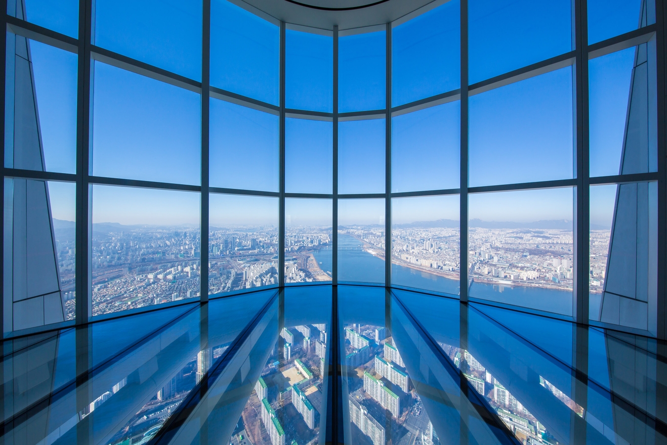 Located on the 123rd floor of the Lotte World Tower, Seoul Sky Observatory offers panoramic views of Seoul from 555 meters above ground.