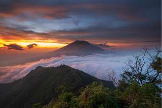 Telomoyo Sunset Tour Package: Telomoyo Peak, Kayangan Toll Road, Ketep Pass, Triangle Sky, and Sky Park