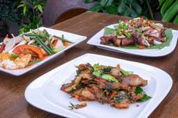 The Real Jing Jing Thai Food Tour by Feast Thailand, Rp 981.148