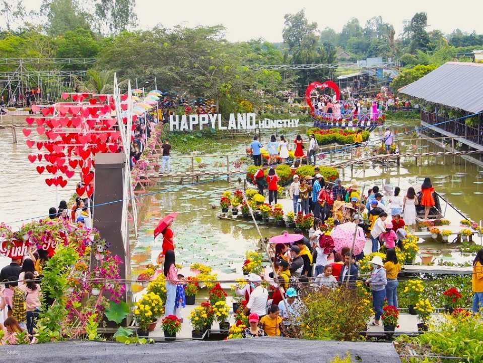 Besides immersing in flowers and taking pictures at check-in, you can participate in Western-style river games such as canoeing, basket boating, monkey bridge, catching fish...