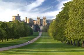 Windsor Castle, Stonehenge, and Salisbury Cathedral Tour from London