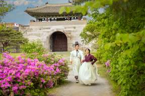 Hanbok Photo Tour at a Gyeongbokgung Palace by Daehan Hanbok