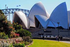 Quay People: Sydney Harbour Walking Tour with Aussie Treats