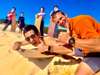 สัมผัสความรื่นรมย์ของแคร่เลื่อนเหนือเนินทราย (Sand Tobogganing) จากเนินทรายกลางทะเลทรายด้วยความเร็วสูงถึง 70 กิโลเมตรต่อชั่วโมง