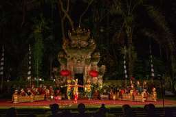 Legong Dance di Open Stage Arma Museum Ubud, Rp 125.000