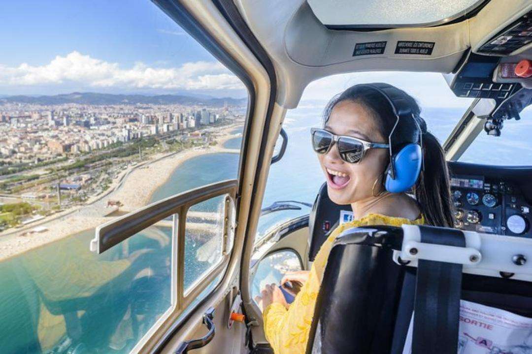 Helicopter Flight, Walking Tour and Boat Cruise Barcelona Premium 