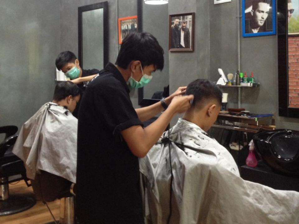 Potong Rambut Di Patas Barbershop Surabaya Traveloka Xperience
