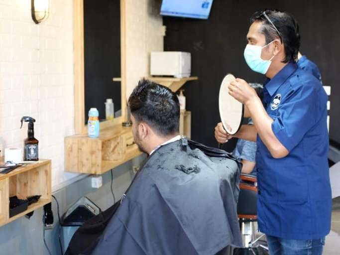 Potong Rambut Di Mazeltov Barbershop Malang Traveloka Xperience
