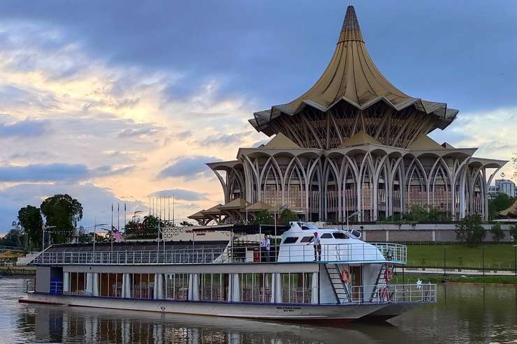 royal river cruise kuching