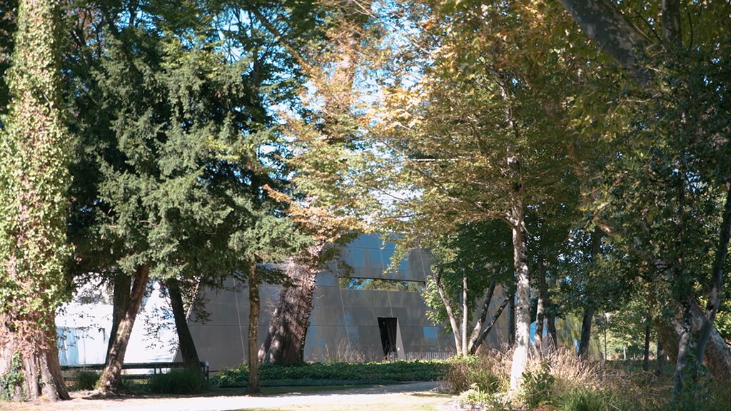 chai contemporain conçu par le célèbre architecte Philippe Stark des Carmes Haut-Brion