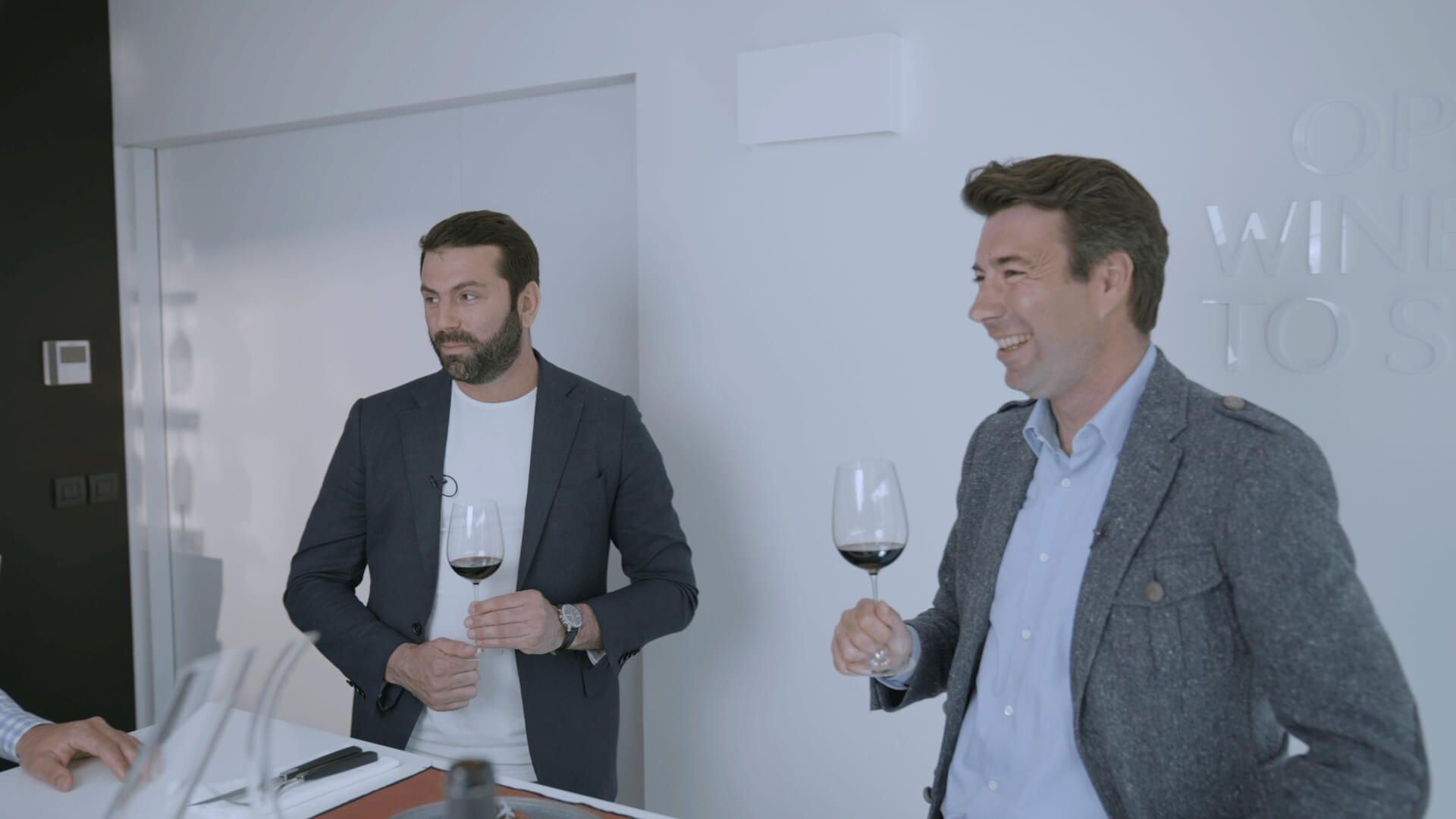 Ronan Laborde, propriétaire du Château Clinet et Lambert Rollat, Regional Sales Director, dans les bureaux de Twins