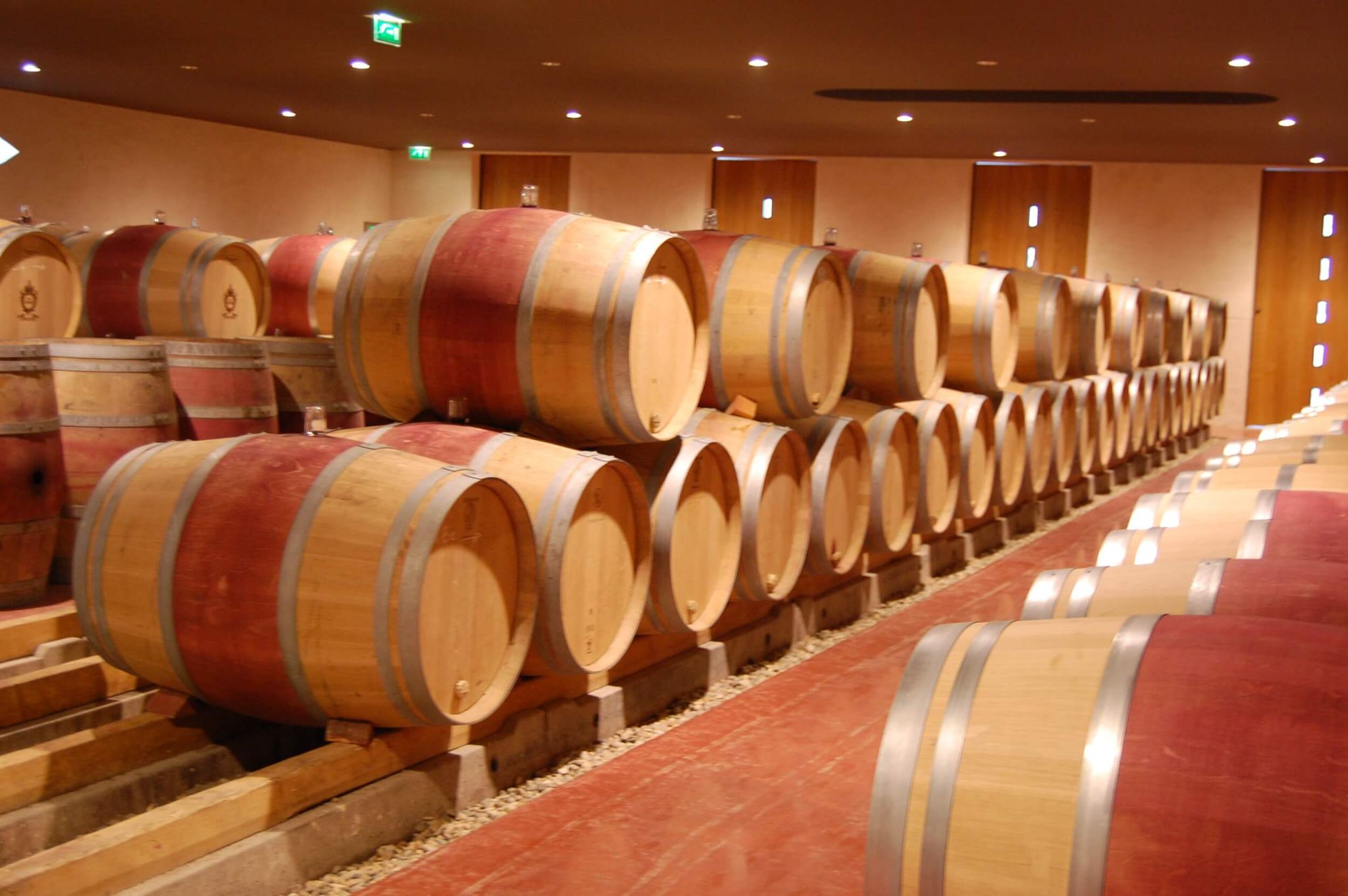 Vigneron du vignoble bordelais qui met le vin à vieillir dans des barriques