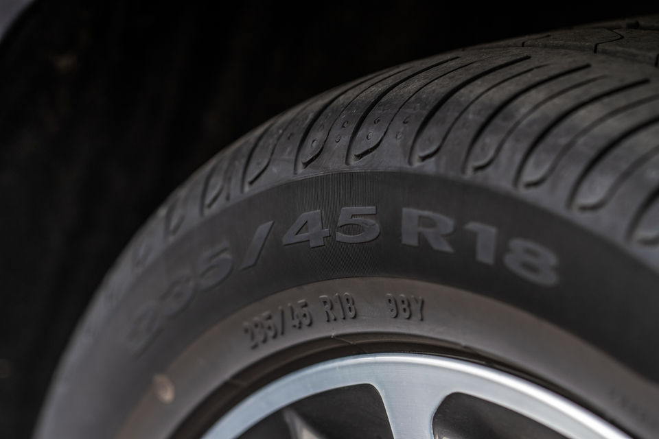 Tyre sidewall displaying tyre size