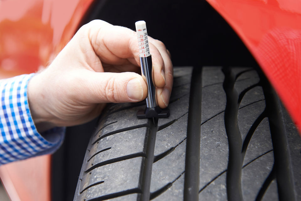 Monitoring tyre tread using a tread depth gauge