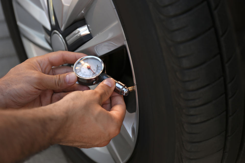 Tyre pressure monitoring using a gauge
