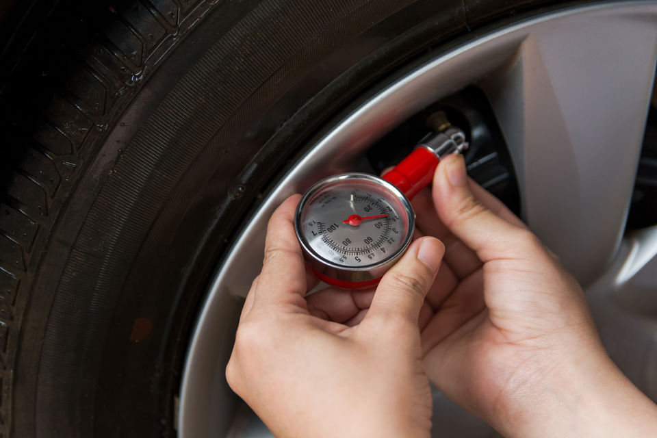 Reading tyre pressure using a gauge