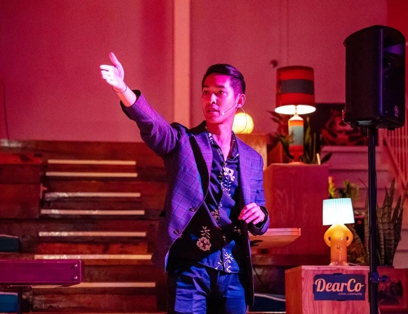 Dearco Stage Magician