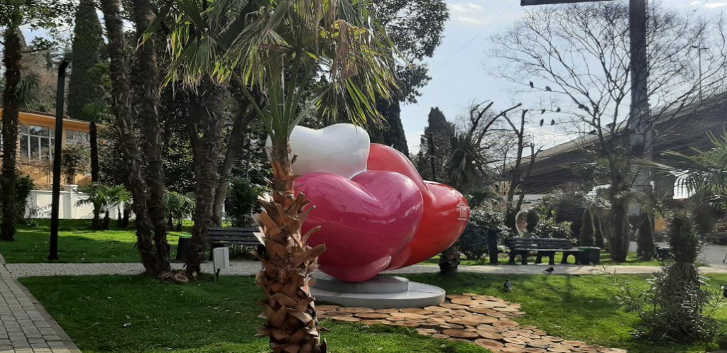 сквер влюбленных в Сочи в Хосте