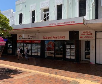 Incredible 13 Metres Of Southport Mall Exposure For Your Business