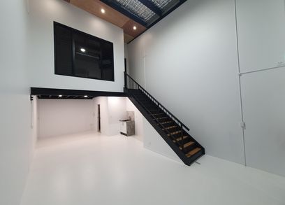 MODERN BURLEIGH WAREHOUSE W MEZZANINE OFFICE - TURN KEY CONTEMPORARY WORK SPACE