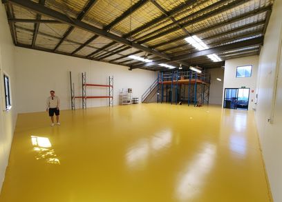 EASY TO ACCESS WAREHOUSE IN CENTRAL BURLEIGH HEADS LOCATION