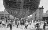 The rise of military spherical balloon, the amount of 1.200-1.500 cubic meters.
The shell was made of varnished silk or rubberized fabric, which is filled with illuminating gas or hydrogen.
Photo from "Library of Aeronautics" - St. Petersburg, 1910.
Translated by «Yandex.Translator»