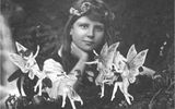 First of a series of photographs: Frances Griffiths surrounded by fairies. 1917
Translated by «Yandex.Translator»