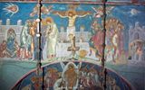 "Crucifixión"del monasterio ortodoxo Serbio Visoki dečani en Kosovo.Los Ovnis son tomados por dos objetos extraños a los lados de la Cruz. Por lo general, se afirma que son dos naves espaciales tripuladas.Sin embargo, el autor de este fresco sigue el modelo iconográfico tradicional, que fue muy común en la edad media. Por lo general, en esta trama, en la misma posición que en el fresco de Decani, se encuentran el Sol y la Luna (testigos de la Crucifixión), que se representan en forma humana. Por ejemplo, una imagen similar se puede ver en Crucifixiones en la iglesia de Karanlik (Capadocia).