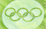 The Circlemakers company received a call from a UK newspaper The Sun. They wanted to come up with a PR move to raise the profile of their campaign for the 2012 Olympic Games in London. They make for them a crop circle with the Olympic logo, consisting of 5 intertwined rings, on a field in Wiltshire.