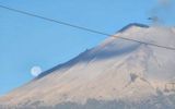 La imagen muestra un objeto en forma de disco flotando sobre el volcán. Copia de la imagen original