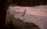 Девочка-пришелец летит над ручьем
