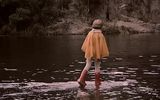 Девочка-пришелец ходит по воде
