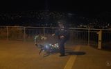Собранный из электроприборов робот-скорпион нападает на офицера полиции
