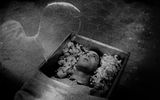Дух Аллена Грея смотрит на свое тело в гробу

