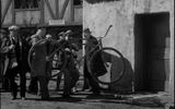 Hombre invisible lanza una bicicleta a la gente