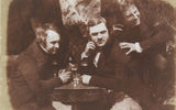 en.wikipedia.org

The first photo of people drinking
David Octavius hill was a pioneer of photography with a sense of humor. What he did when I first got revolutionary technology? In 1844 he took a picture of himself and his friends while they drank.
Translated by «Yandex.Translator»