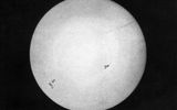 sunearthday.nasa.gov

Первая фотография солнца
В 1845 году, пять лет после того, как было снято первое изображение полной луны, французские физики Луи Физо и Леон Фуко сделали этот снимок солнца.
