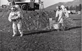 Geologists from the U.S. Geological survey examine the first lunar spacesuits.
Translated by «Yandex.Translator»