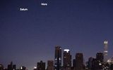 Osservatorio Sideralmente

· El 31 de marzo · 

Pianeti in fila sullo Skyline della città che non dorme mai.
Giove, Marte e Saturno sopra New York la mattina del 26 de Marzo de 2020.
(Crediti immagine: Alexander Krivenyshev WorldTimeZone.com, via Space.com)
Traducido del servicio de «Yandex.Traductor»