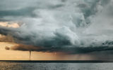 En esta imagen se ve bien la relación de un tornado con la nube. © Andris Sprogis / shutterstock.com
Traducido del servicio de «Yandex.Traductor»