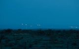 Foto: Jody WissingLugar 8. Luces errantes de MartaComo su nombre indica, estas luces se pueden ver con mayor frecuencia en el área de la ciudad de Marfa en Texas (Marfa, Texas). Los residentes de Marfa se han acostumbrado durante mucho tiempo a estas exhibiciones de luz, y muchos de los estadounidenses incluso creen que son fantasmas amigables. Puede ver las misteriosas luces en cualquier momento del día, incluido el día, pero desde 2003, para los turistas, esto solo es posible en un momento establecido por separado para la observación. Se dice que las luces errantes de Marta se vieron aquí en la época de los primeros vaqueros que pastaban sus rebaños en las praderas salvajes del oeste.Los escépticos creen que el misterioso fenómeno óptico tiene que ver con los faros de los autos que pasan por una carretera local o con las linternas que se usan en los campamentos en los alrededores de la ciudad. Otros creen que este fenómeno de la luz puede explicarse por las fluctuaciones periódicas de temperatura típicas de Marta y la reacción de la atmósfera a ellas, ya que esta ciudad se encuentra a 1.429 metros sobre el nivel del mar. Según esta teoría, el aire caliente y frío reflejan la luz de diferentes Fuentes de tal manera que parece que son luces móviles.