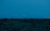 Foto: Jody WissingLugar 8. Luces errantes de MartaComo su nombre indica, estas luces se pueden ver con mayor frecuencia en el área de la ciudad de Marfa en Texas (Marfa, Texas). Los residentes de Marfa se han acostumbrado durante mucho tiempo a estas exhibiciones de luz, y muchos de los estadounidenses incluso creen que son fantasmas amigables. Puede ver las misteriosas luces en cualquier momento del día, incluido el día, pero desde 2003, para los turistas, esto solo es posible en un momento establecido por separado para la observación. Se dice que las luces errantes de Marta se vieron aquí en la época de los primeros vaqueros que pastaban sus rebaños en las praderas salvajes del oeste.Los escépticos creen que el misterioso fenómeno óptico tiene que ver con los faros de los autos que pasan por una carretera local o con las linternas que se usan en los campamentos en los alrededores de la ciudad. Otros creen que este fenómeno de la luz puede explicarse por las fluctuaciones periódicas de temperatura típicas de Marta y la reacción de la atmósfera a ellas, ya que esta ciudad se encuentra a 1.429 metros sobre el nivel del mar. Según esta teoría, el aire caliente y frío reflejan la luz de diferentes Fuentes de tal manera que parece que son luces móviles.