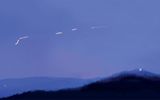 Foto: Charles Braswell Jr.6º lugar. Luces de la cordillera de Brown Mountain (Brown Mountain)En Carolina del Norte (Carolina del Norte) hay muchos lugares desde donde es fácil observar estas misteriosas luces. Los primeros investigadores que se dedicaron al estudio del curioso fenómeno inicialmente pensaron que era solo la luz de los faros que se reflejaba en el aire. Tal explicación común fue refutada más tarde, ya que el brillo también se vio después de una gran inundación cuando no había autos (o botes) en las carreteras locales.Algunos escépticos creen que el área de Brown Mountain Ridge en realidad presenta 2 fenómenos separados, que se pueden observar en 2 lugares diferentes. Por ejemplo, desde la plataforma De observación de Wiseman View (Wiseman's View), el brillo parece que proviene de un bosque, y algo así como jugar con linternas de mano. El cuento indio narra los fantasmas de las esposas que buscan a sus maridos, caídos en combate. Si este mito está relacionado con las luces de las montañas Brown Mountain, significa que no tienen nada que ver con las linternas y los turistas, que en esos tiempos y en la memoria no existían.Se cree que son las luces de Brown Mountain Ridge las que aparecen en el cielo y no en medio de los árboles. Érase una vez, la gente pensaba que la luz provenía de una locomotora que cruzaba las colinas, lo que explicaba por qué los lugareños a menudo veían este brillo todas las noches al mismo tiempo. Sin embargo, el tren en cuestión es diferente porque tiene 2 luces delanteras en lugar de una. Más tarde, gracias a viejos informes escritos, se descubrió que las luces de Brown Mountain comenzaron a surgir en el área casi al mismo tiempo que la aparición de la iluminación eléctrica aquí. Tal vez la luz de las linternas se refleja en las nubes y, por ciertas razones, es visible en lugares específicos donde aparece y luego desaparece.
